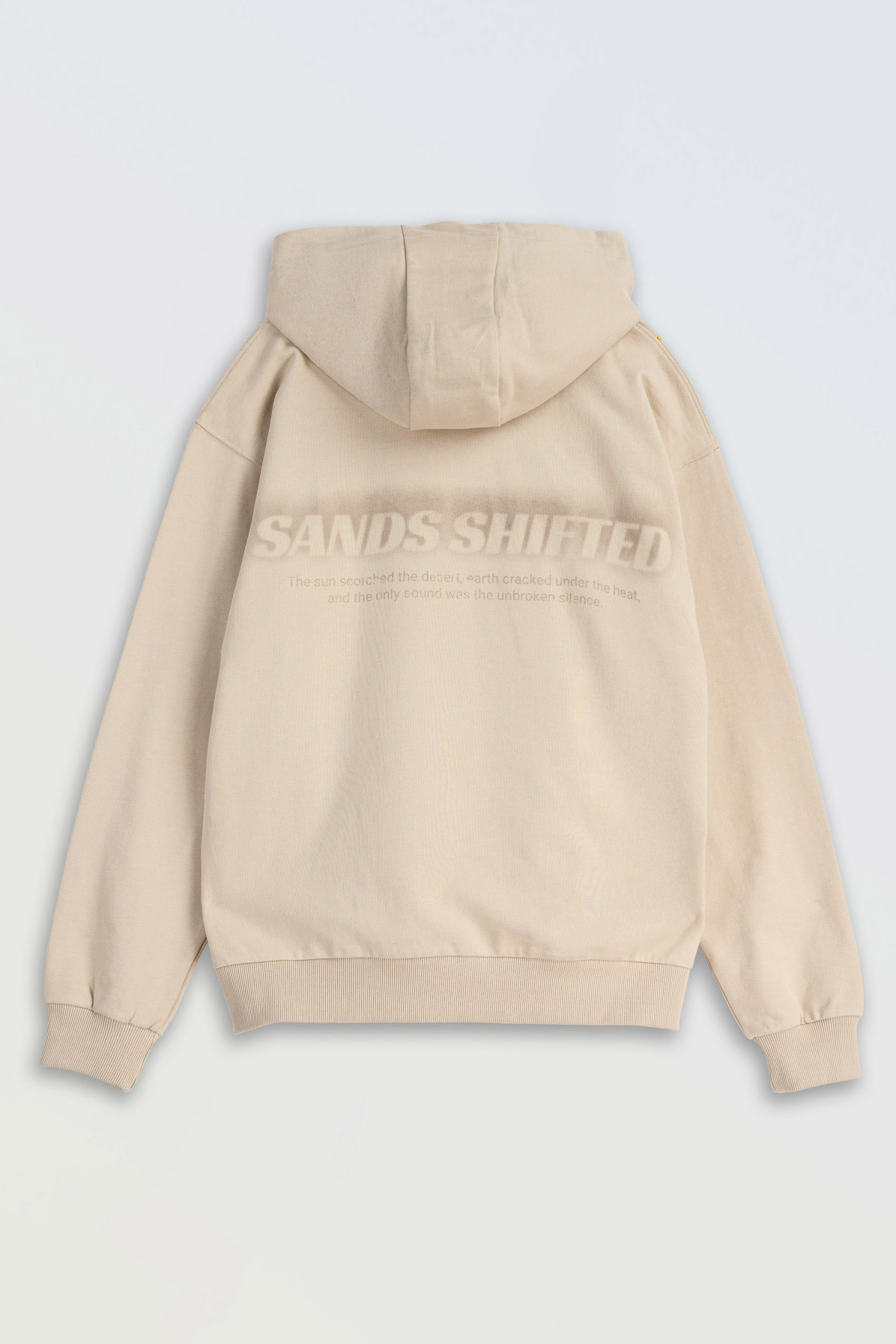 Kremowa bluza REGULAR z kapturem z nadrukiem z tyłu