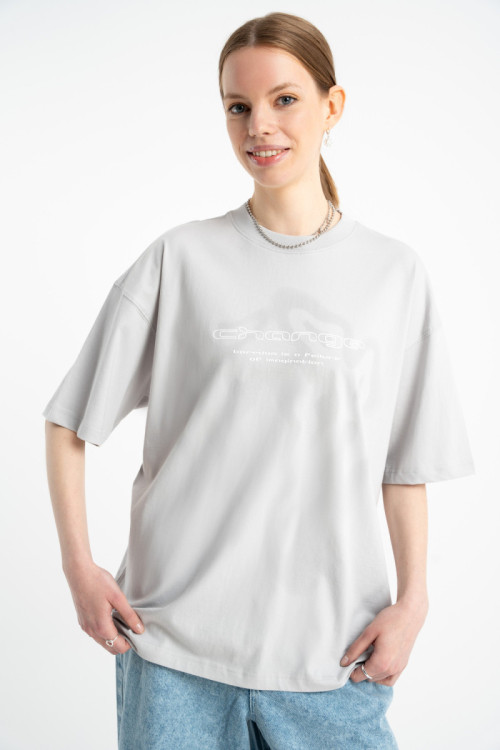 Jasnoszary t-shirt z autorską grafiką z przodu