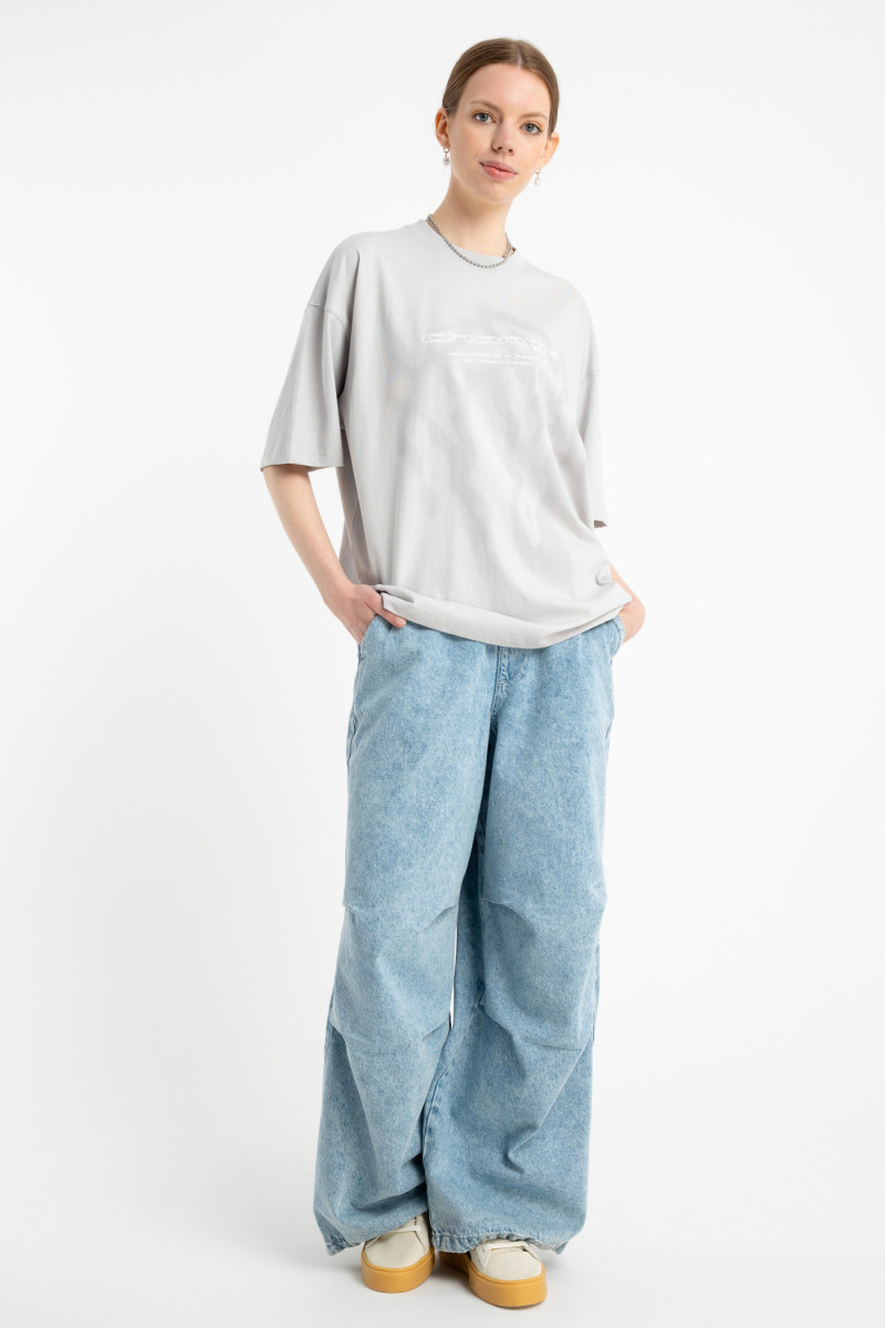 Jasnoszary t-shirt z autorską grafiką z przodu, szary