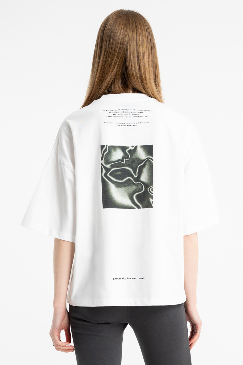 Biały t-shirt z autorską grafiką z tyłu
