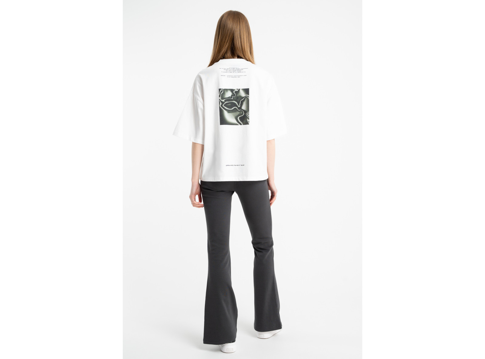 Biały t-shirt z autorską grafiką z tyłu