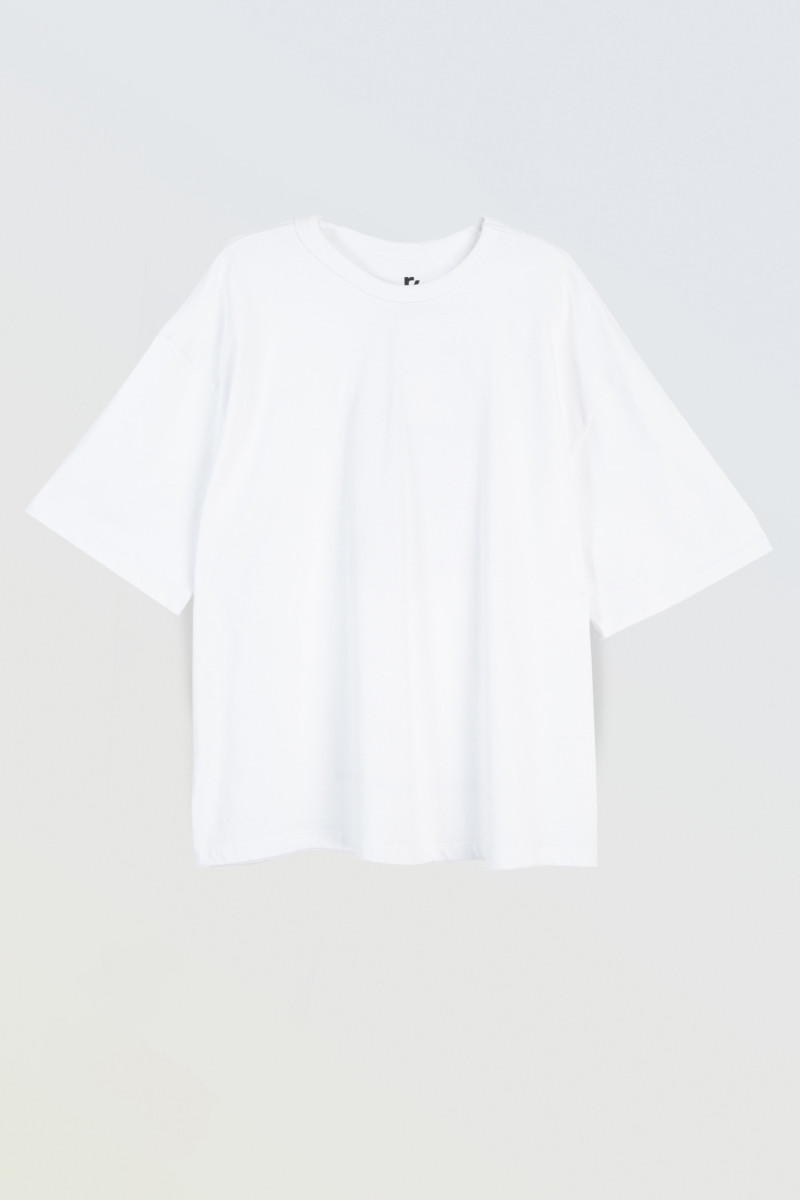 Biały t-shirt z autorską grafiką z tyłu