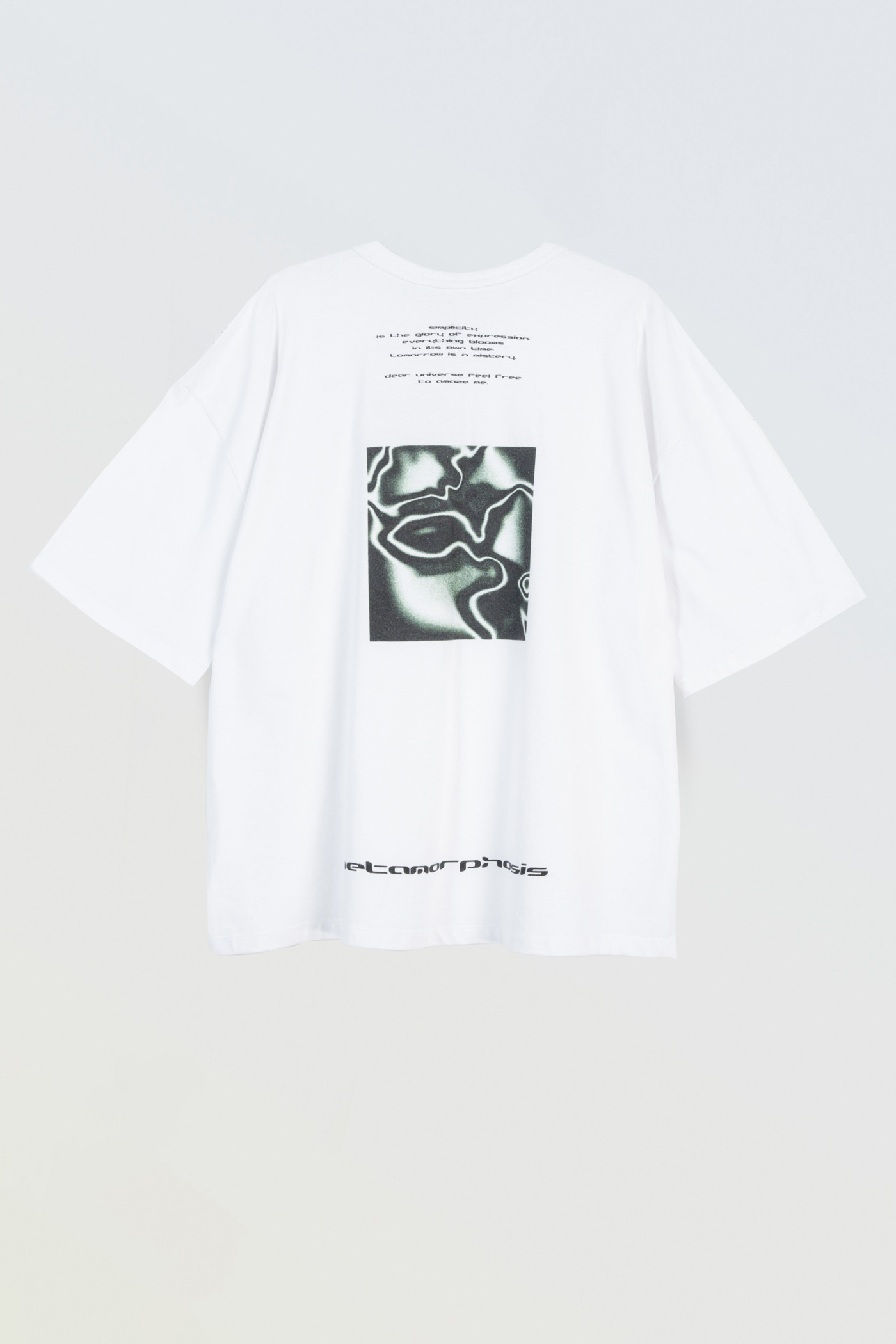 Biały t-shirt z autorską grafiką z tyłu