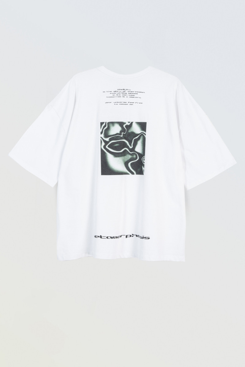Biały t-shirt z autorską grafiką z tyłu