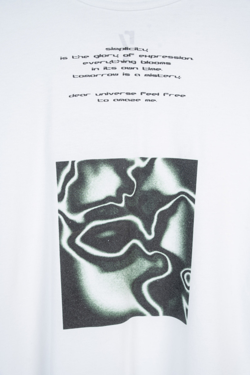 Biały t-shirt z autorską grafiką z tyłu
