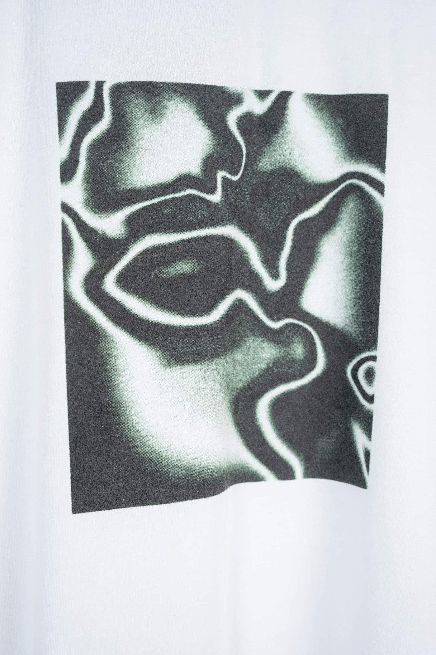 Biały t-shirt z autorską grafiką z tyłu
