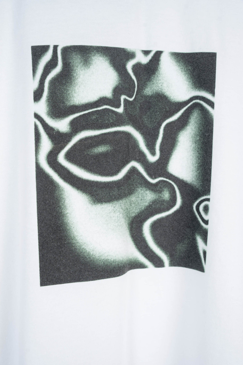 Biały t-shirt z autorską grafiką z tyłu