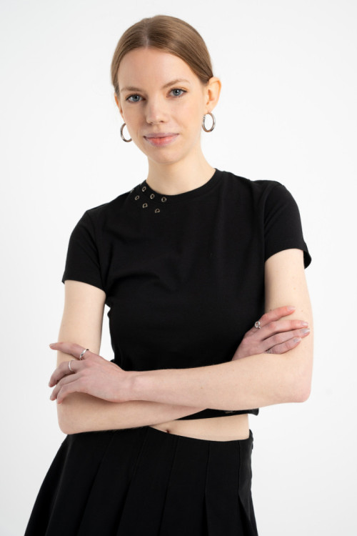 Czarna bluzka z ozdobnymi nitami