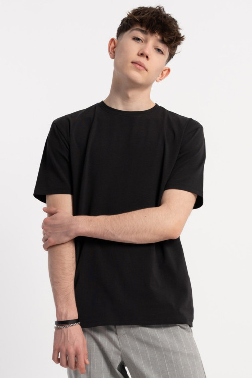 Czarny t-shirt bez nadruków