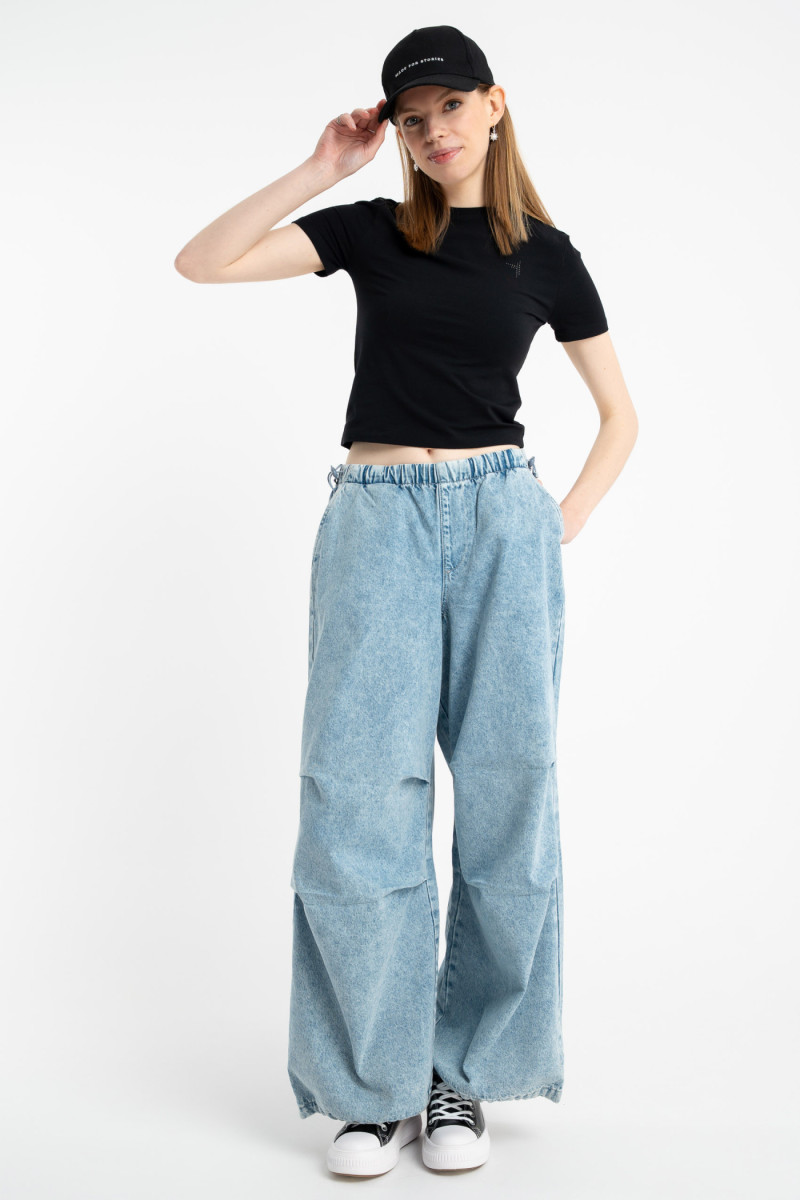 Czarna bluzka SLIM z minimalistyczną aplikacją z krótkimi rękawami, czarny