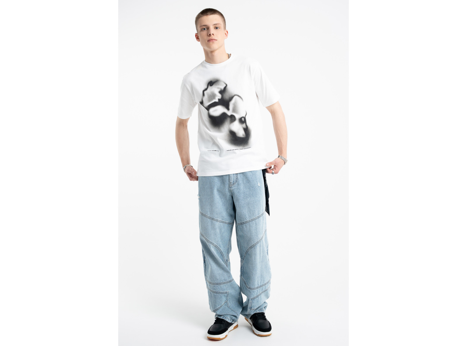 Biały t-shirt z autorską grafiką z przodu