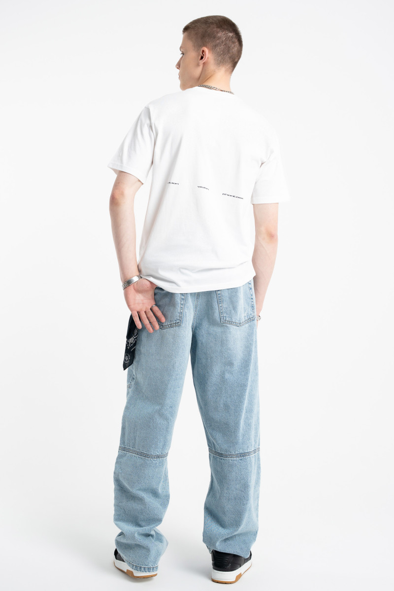 Biały t-shirt z autorską grafiką z przodu