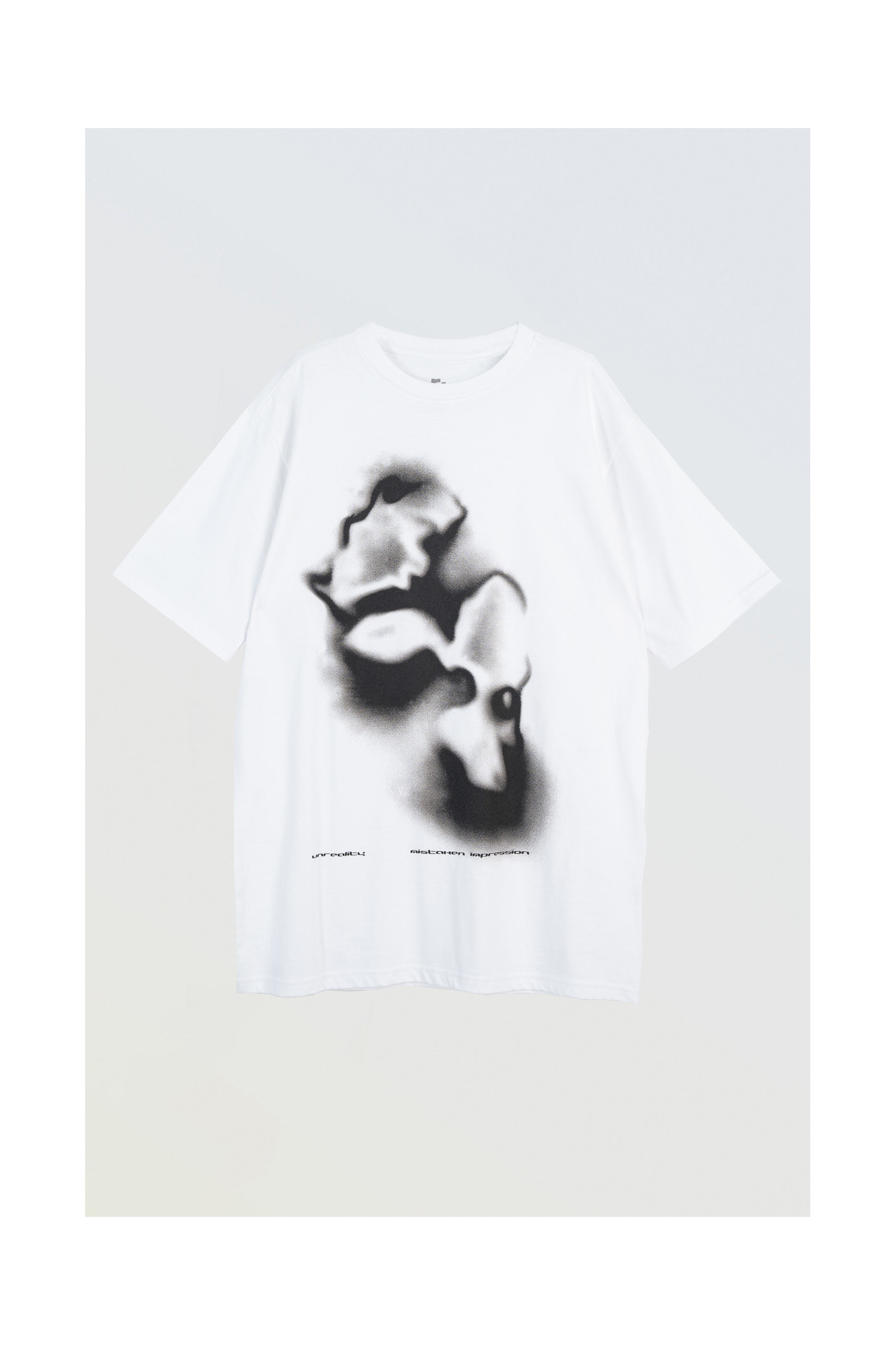Biały t-shirt z autorską grafiką z przodu