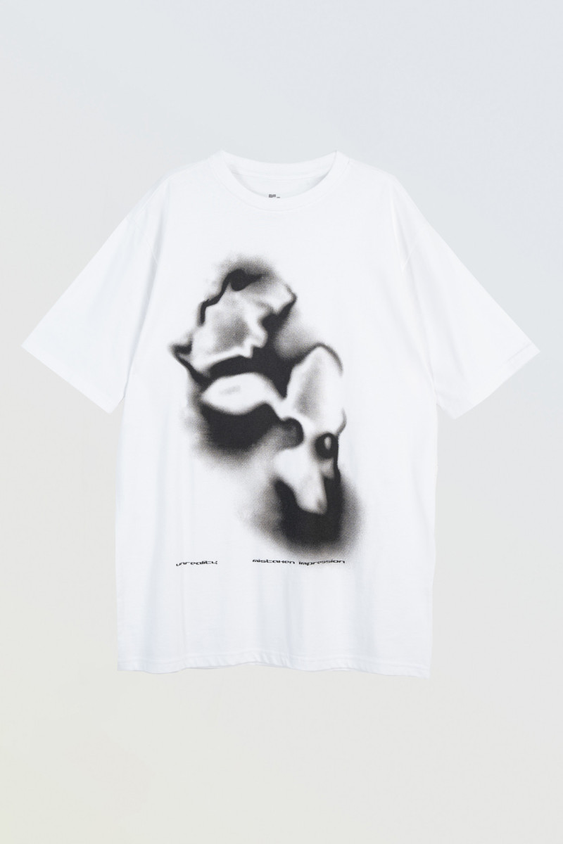 Biały t-shirt z autorską grafiką z przodu