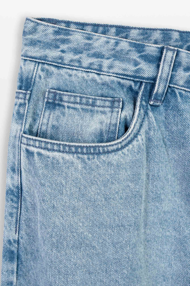 Niebieskie spodnie jeansowe o klasycznym kroju