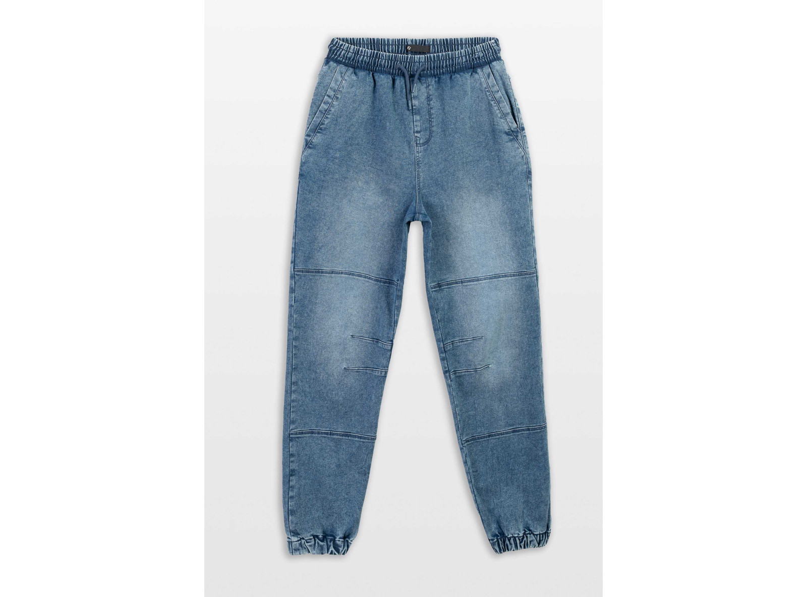 Niebieskie spodnie jeansowe typu joggery z modnymi przeszyciami