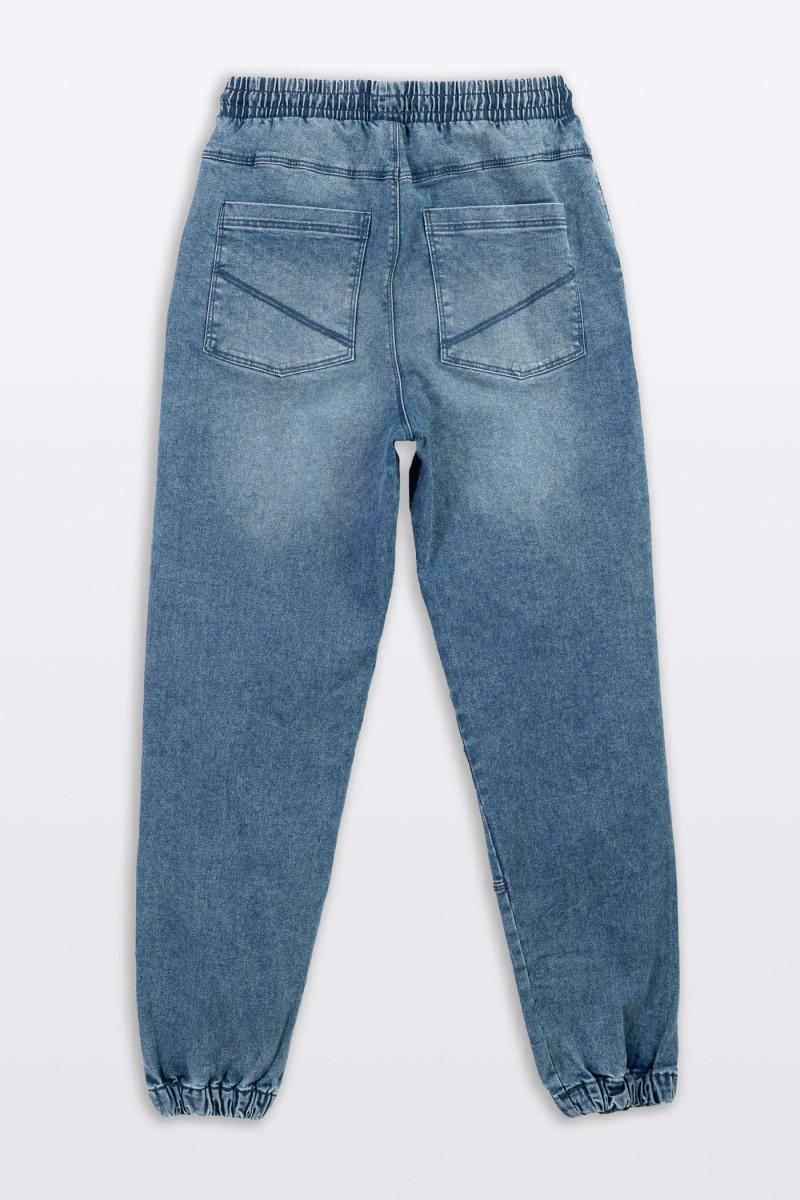 Niebieskie spodnie jeansowe typu joggery z modnymi przeszyciami