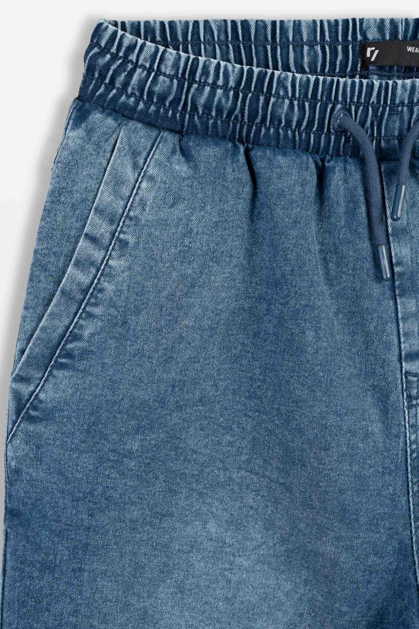 Niebieskie spodnie jeansowe typu joggery z modnymi przeszyciami