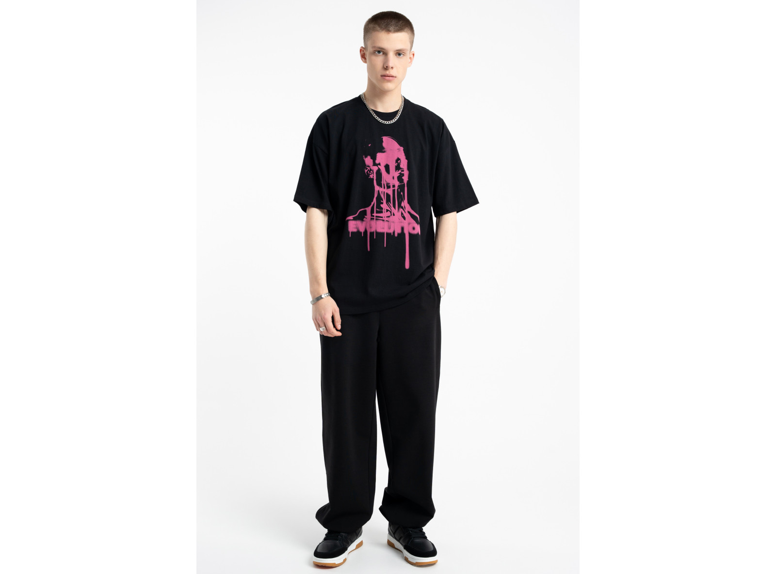 Czarny t-shirt z autorską grafiką w kontrastowym kolorze z przodu