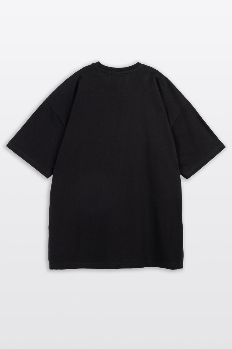 Czarny t-shirt z autorską grafiką w kontrastowym kolorze z przodu