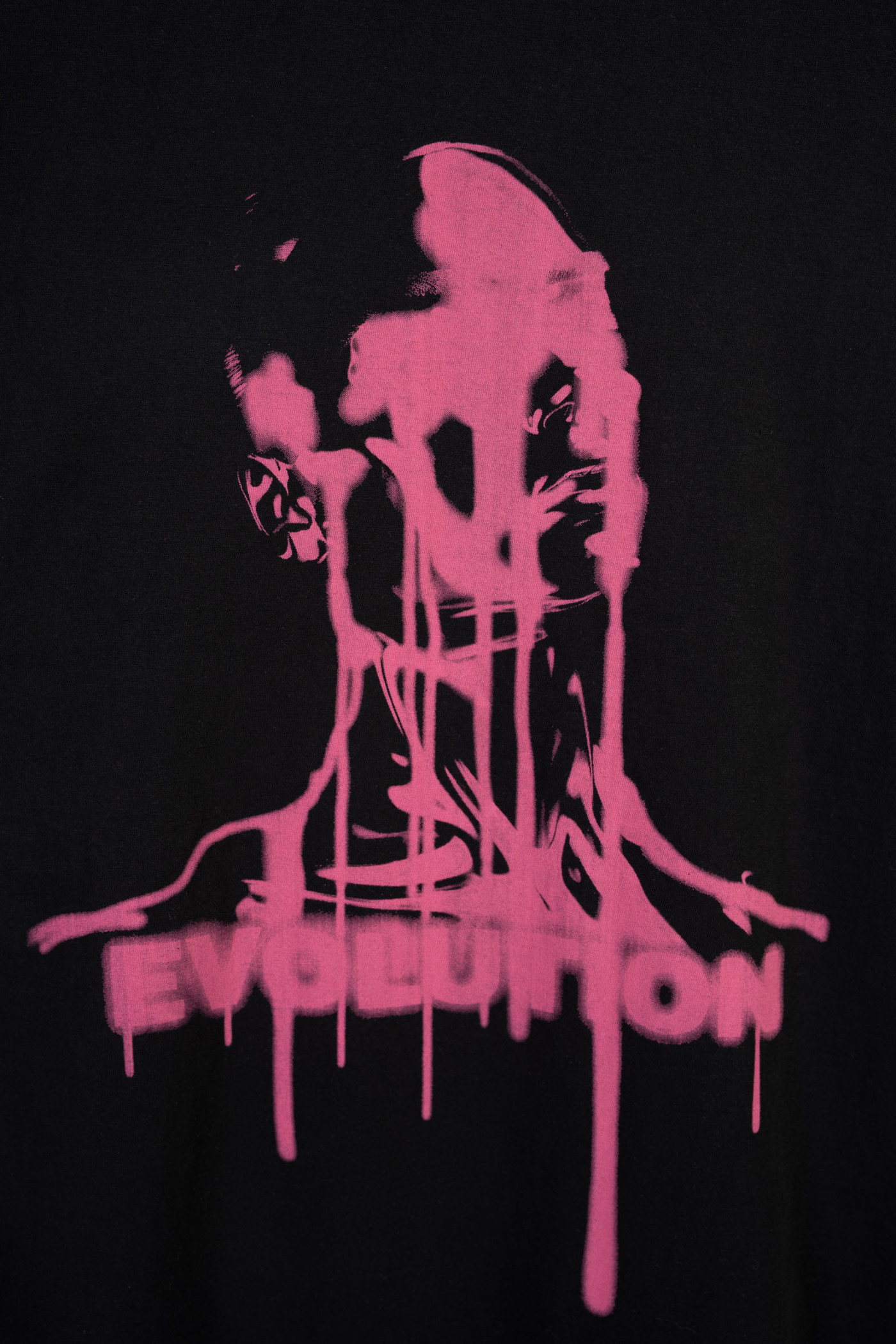 Czarny t-shirt z autorską grafiką w kontrastowym kolorze z przodu