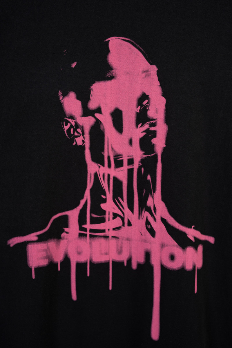 Czarny t-shirt z autorską grafiką w kontrastowym kolorze z przodu