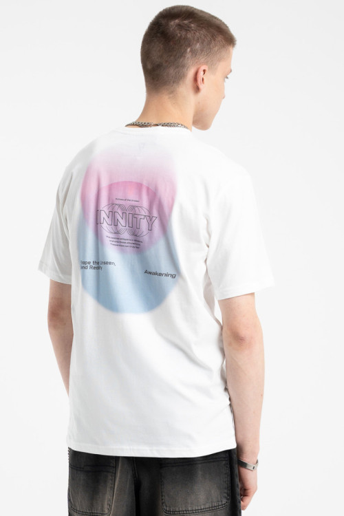 Biały t-shirt z autorską grafiką z tyłu