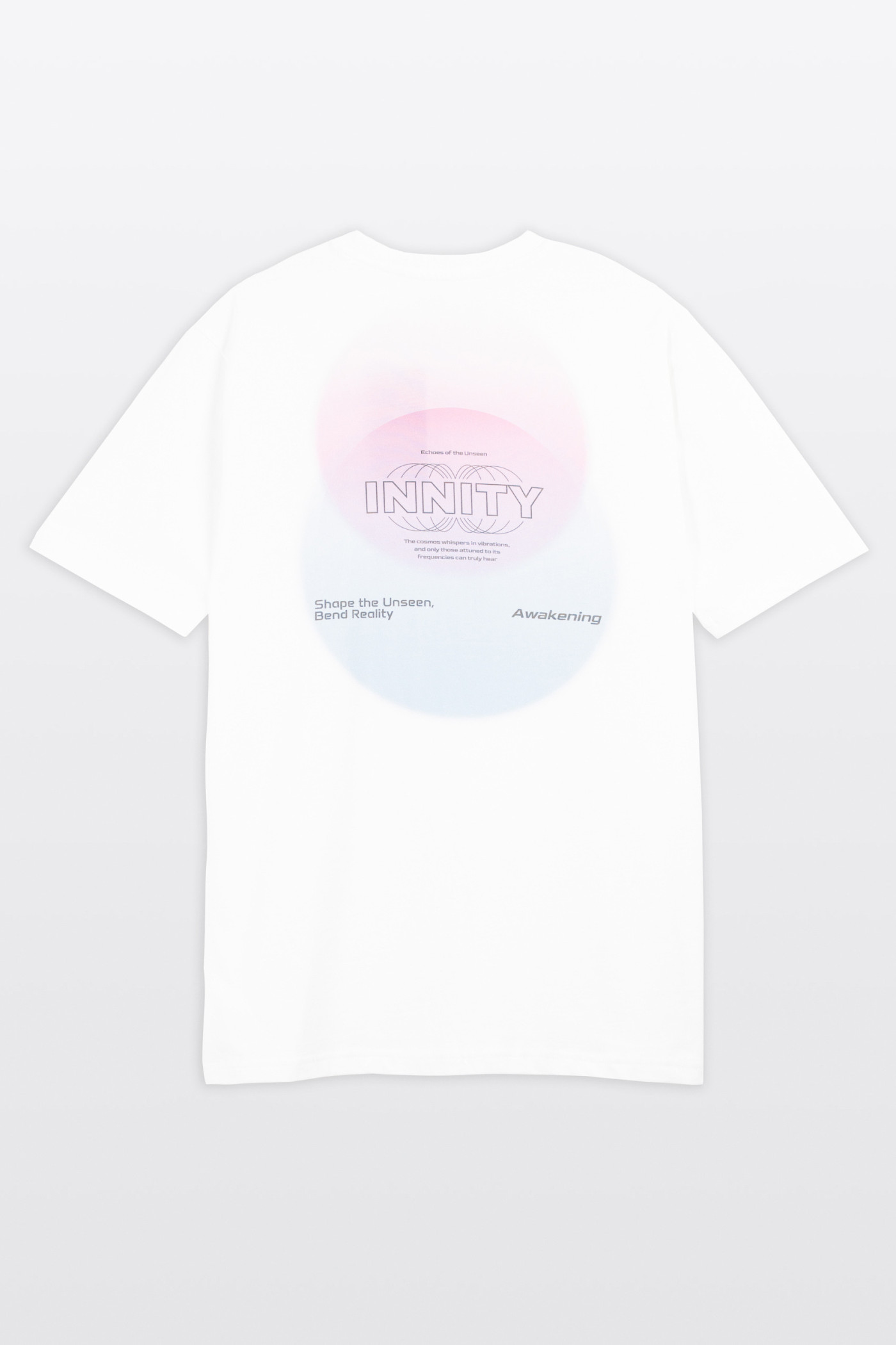 Biały t-shirt z autorską grafiką z tyłu