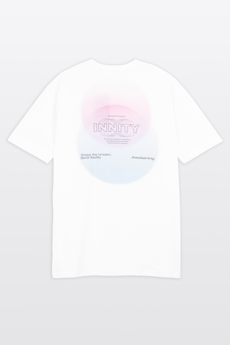 Biały t-shirt z autorską grafiką z tyłu