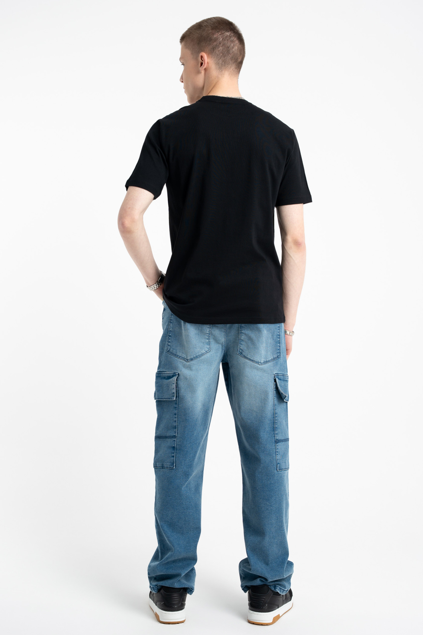 Czarny t-shirt z autorską grafiką z przodu