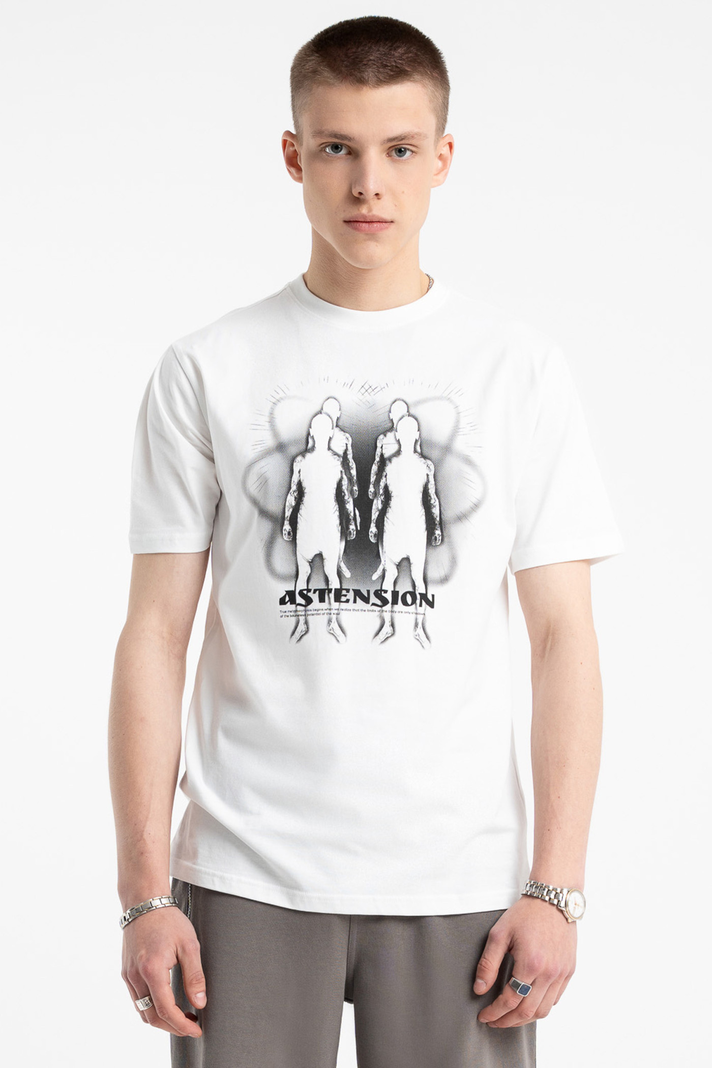 Biały t-shirt z autorską grafiką z przodu