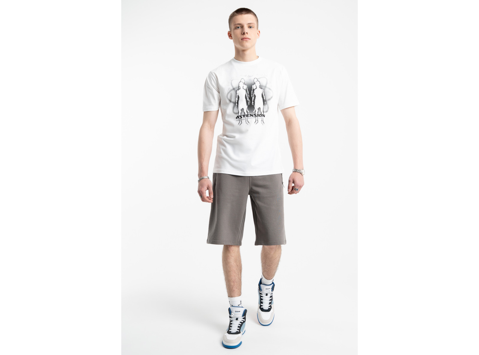 Biały t-shirt z autorską grafiką z przodu