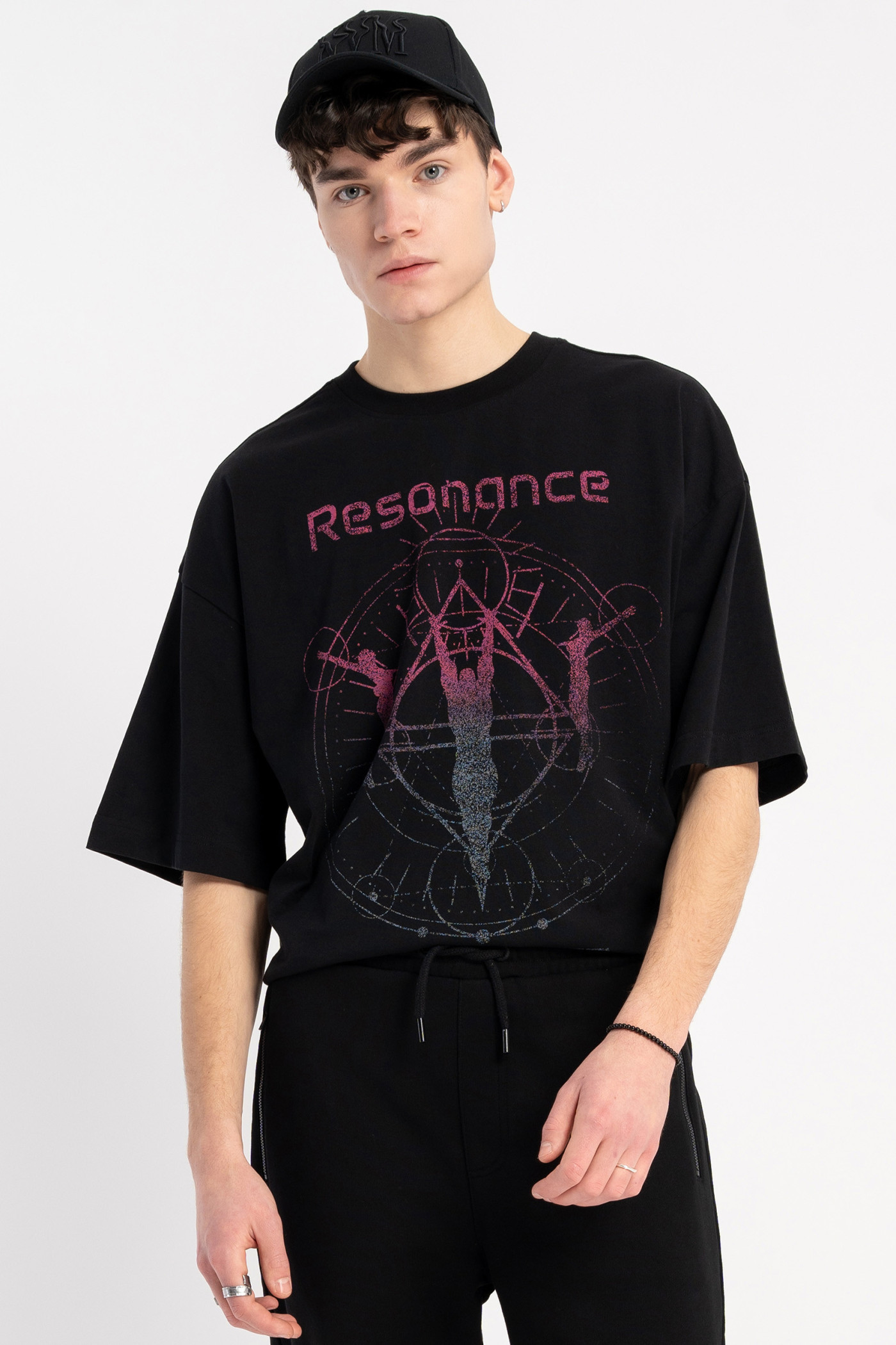 Czarny t-shirt z autorską grafiką z przodu