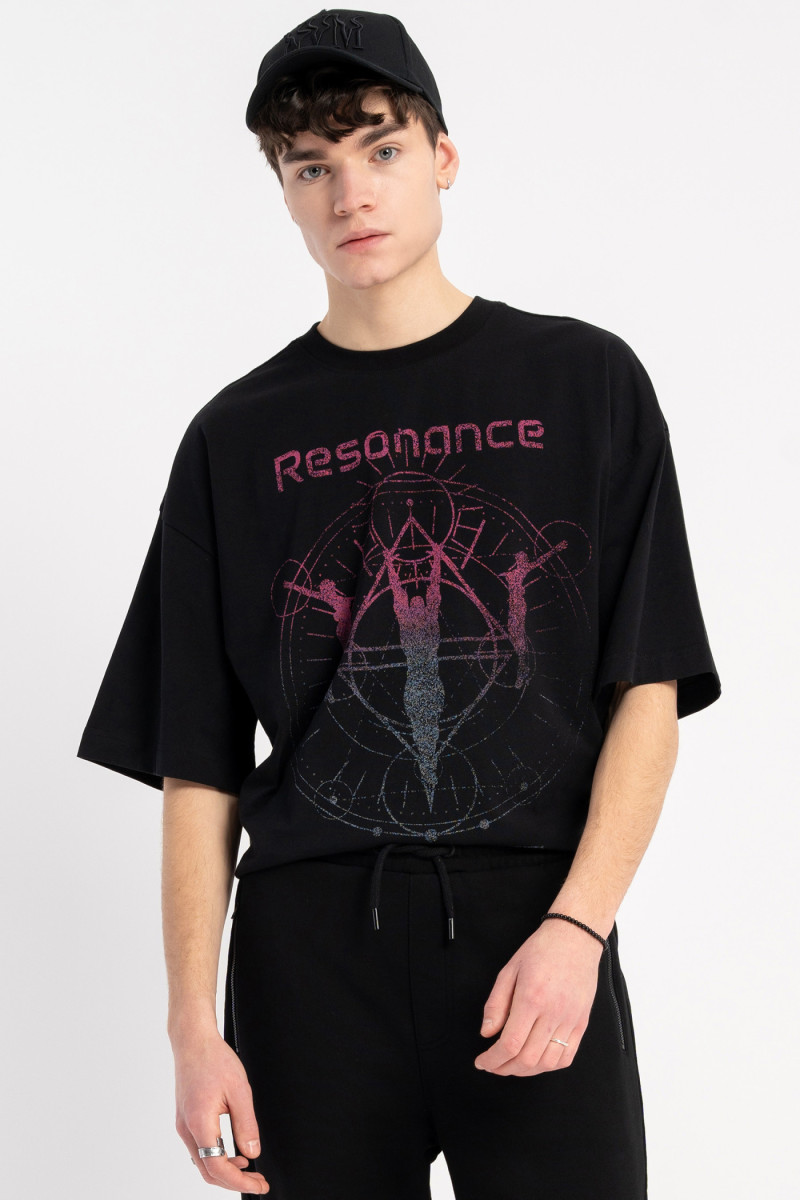 Czarny t-shirt z autorską grafiką z przodu