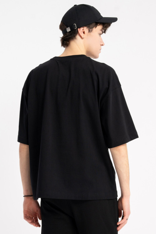 Czarny t-shirt z autorską grafiką z przodu