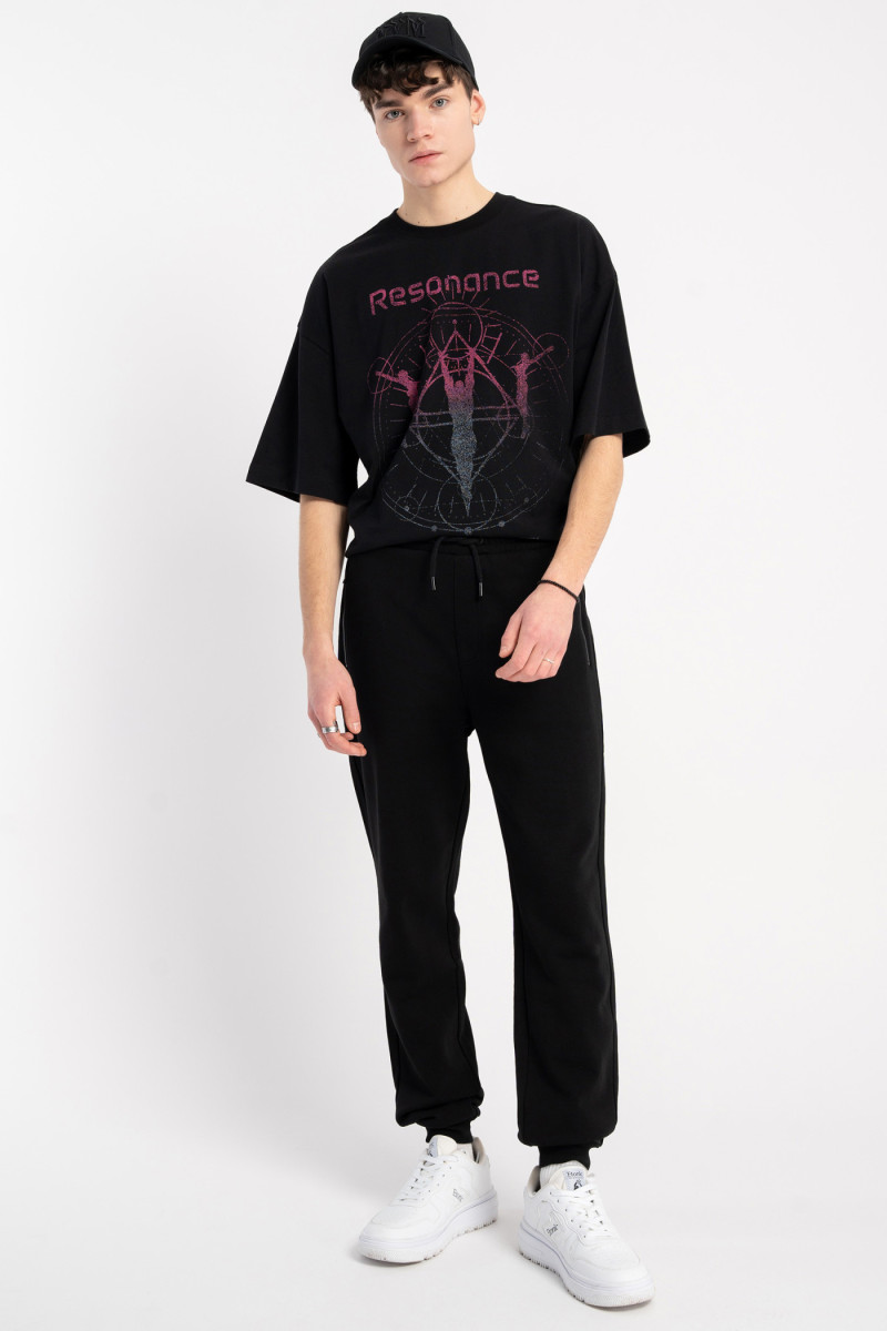 Czarny t-shirt REGULAR z autorską grafiką z przodu, czarny