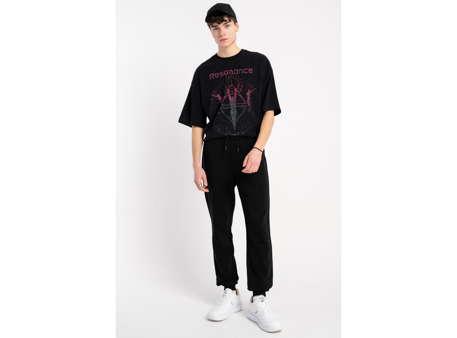 Czarny t-shirt z autorską grafiką z przodu
