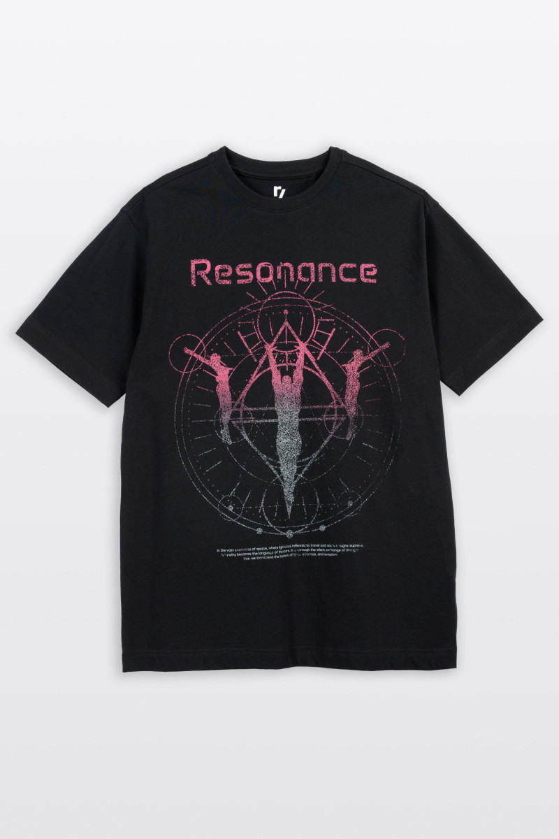 Czarny t-shirt z autorską grafiką z przodu