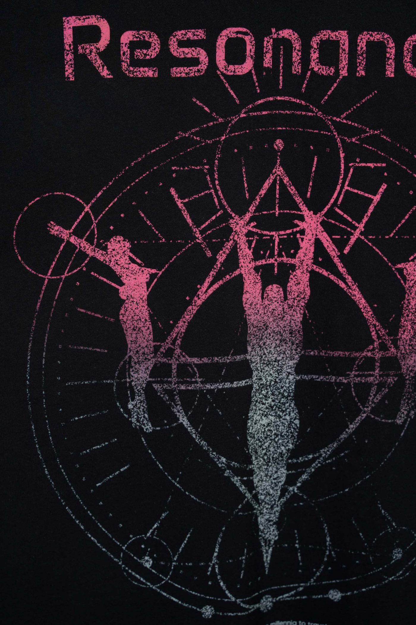 Czarny t-shirt z autorską grafiką z przodu
