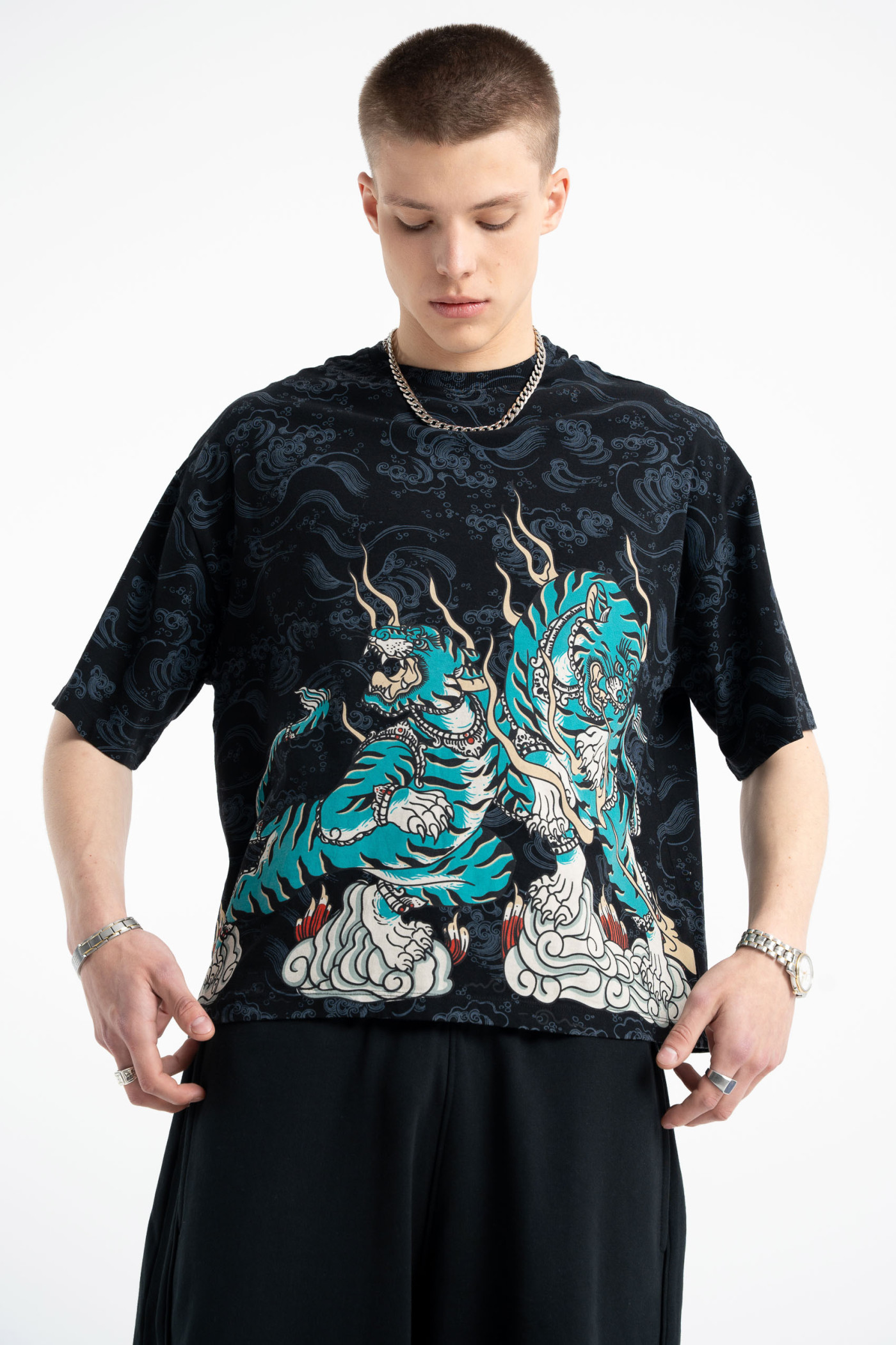 Czarny t-shirt BOXY z kolorowym nadrukiem na całości