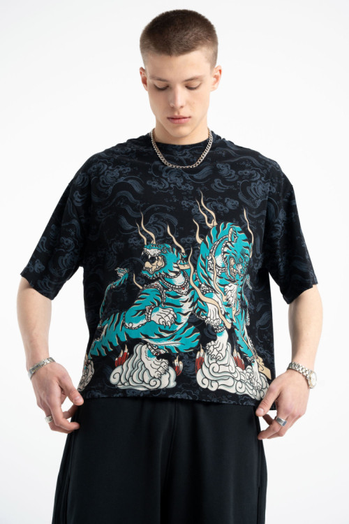 Czarny t-shirt z kolorowym nadrukiem na całości