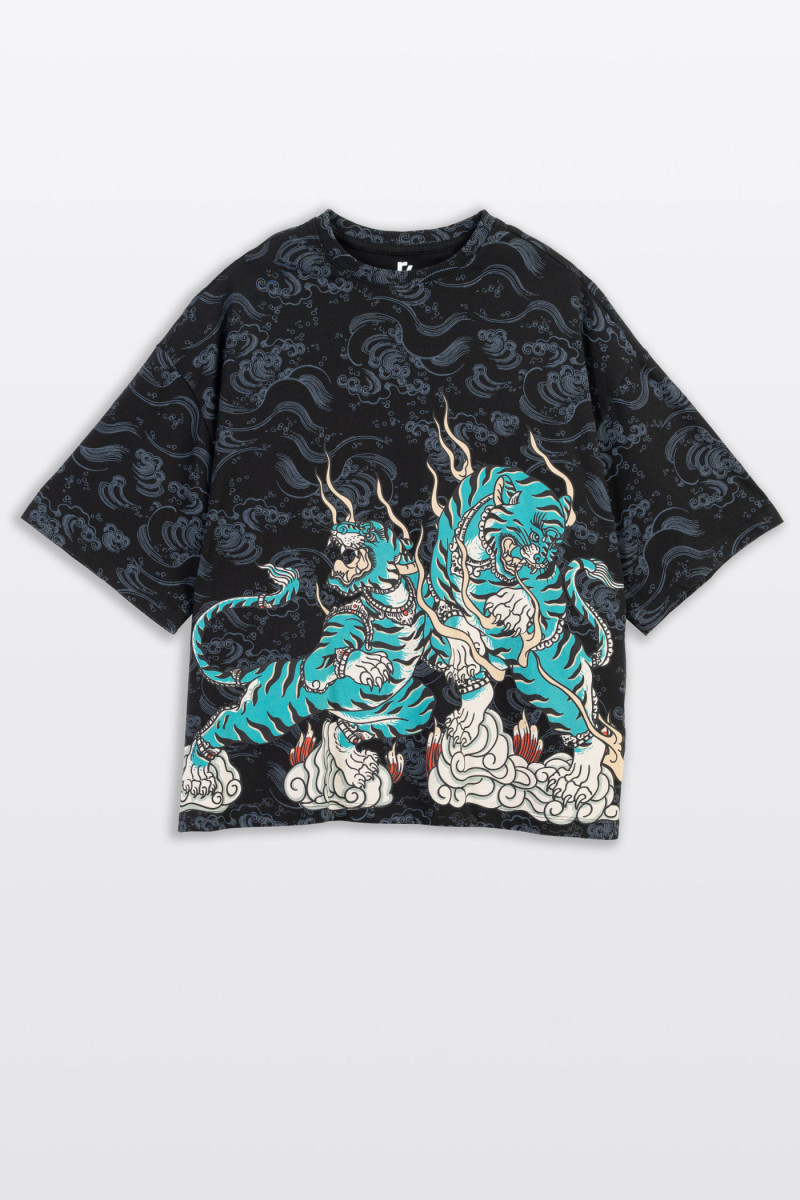 Czarny t-shirt z kolorowym nadrukiem na całości