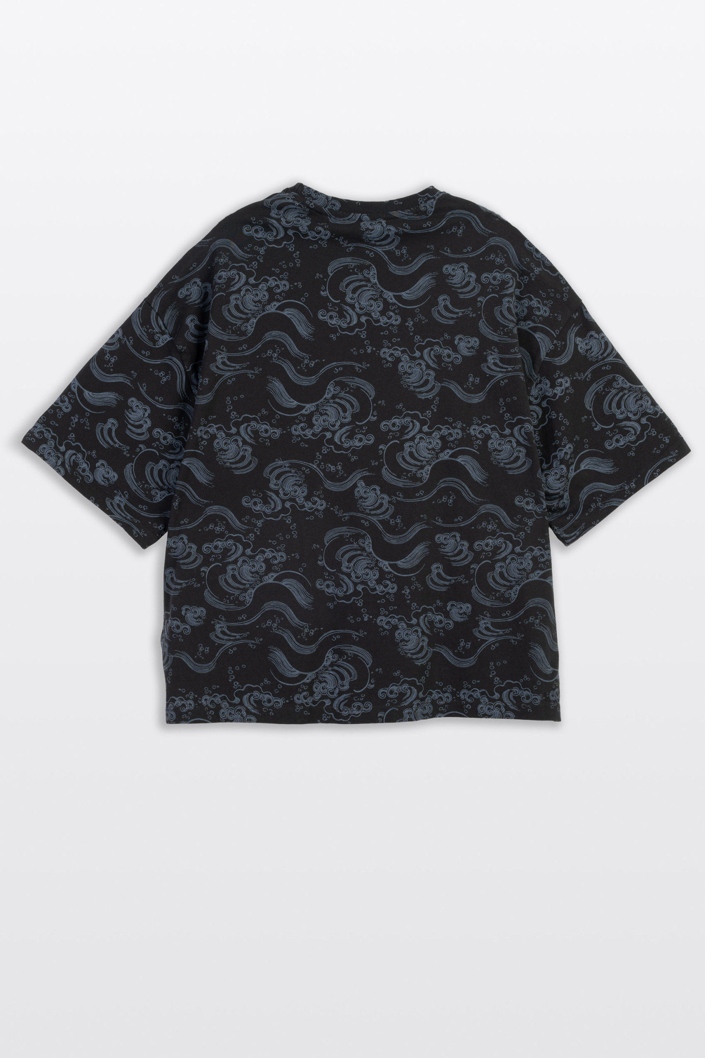 Czarny t-shirt BOXY z kolorowym nadrukiem na całości