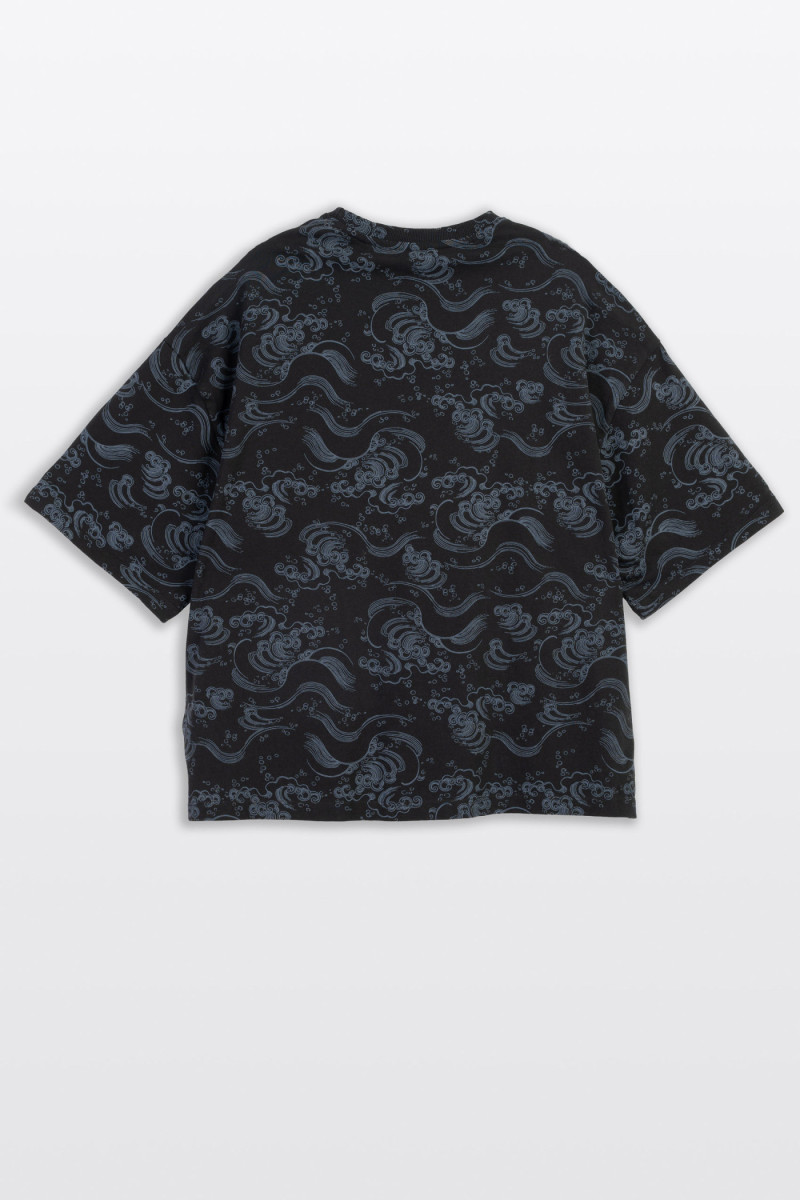 Czarny t-shirt BOXY z kolorowym nadrukiem na całości