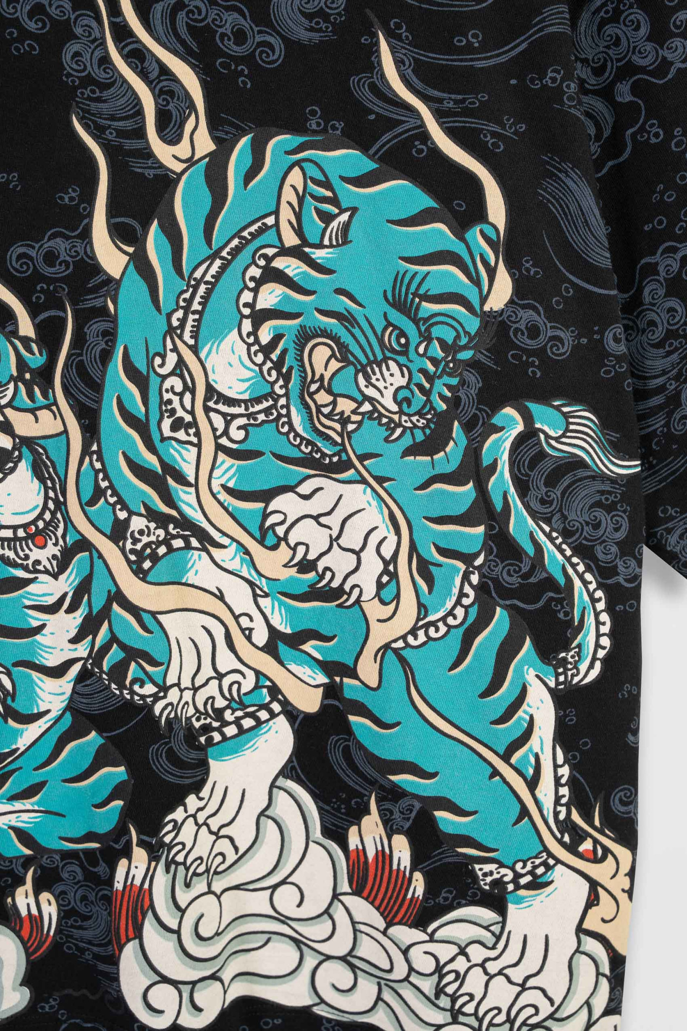 Czarny t-shirt BOXY z kolorowym nadrukiem na całości