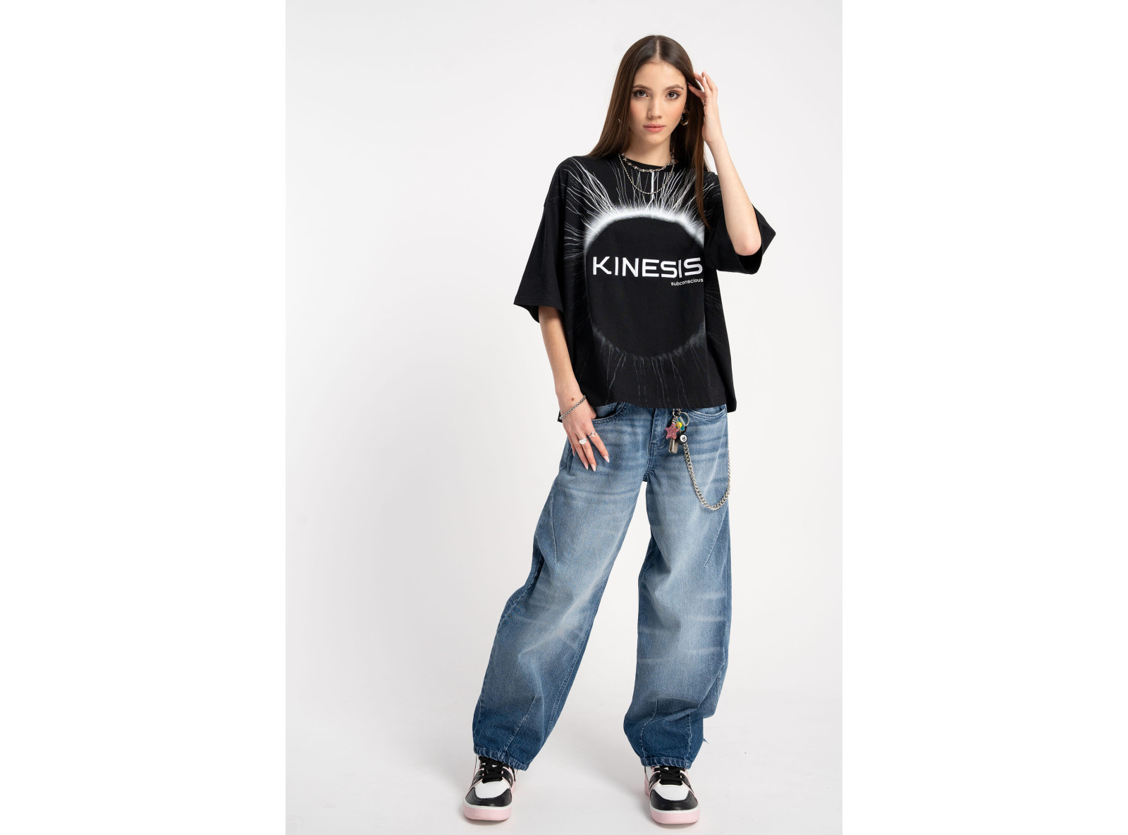Czarny t-shirt z autorską grafiką z przodu ozdobiony haftem