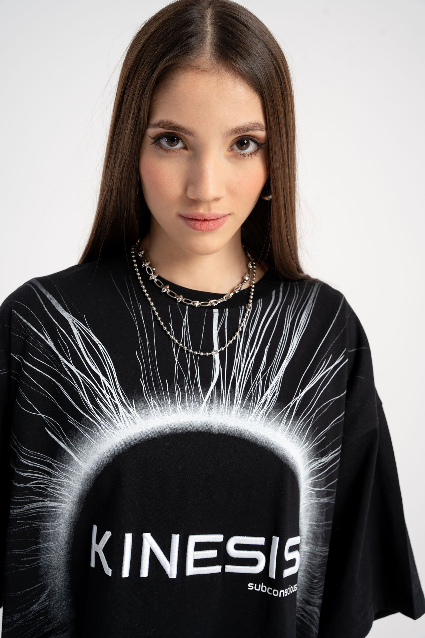 Czarny t-shirt z autorską grafiką z przodu ozdobiony haftem