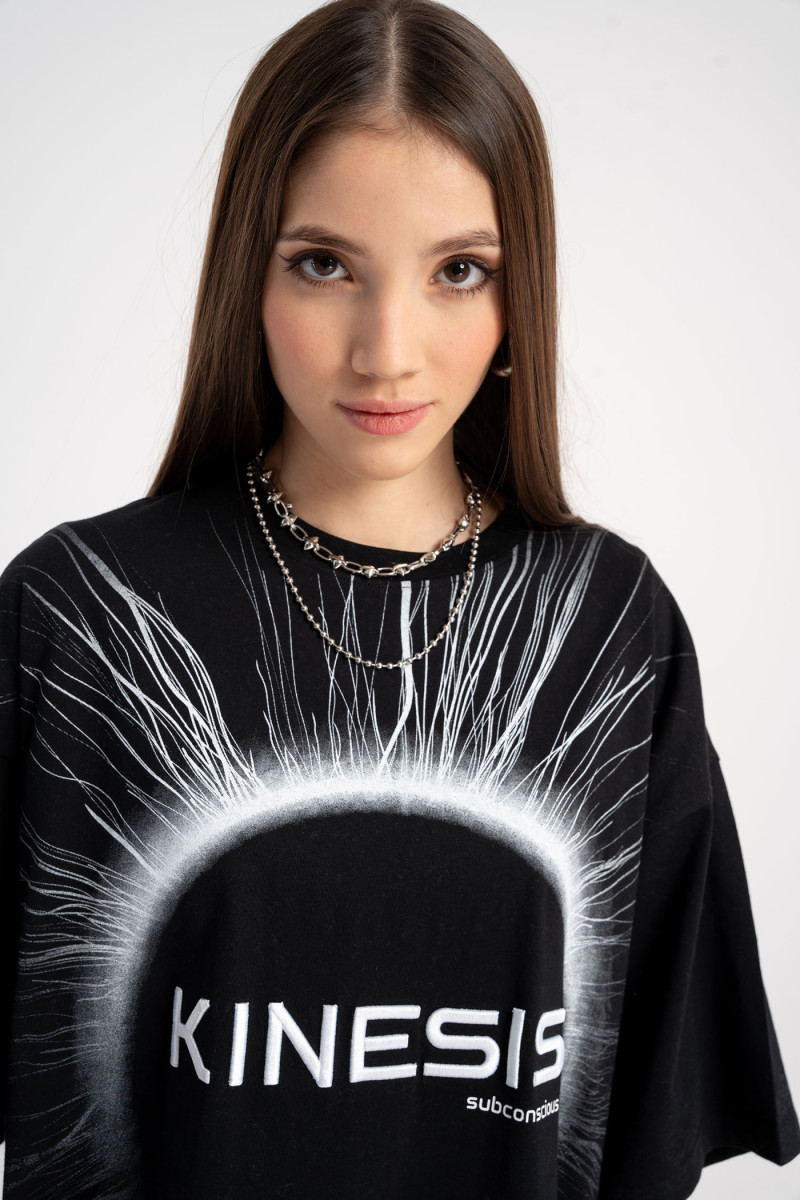 Czarny t-shirt z autorską grafiką z przodu ozdobiony haftem