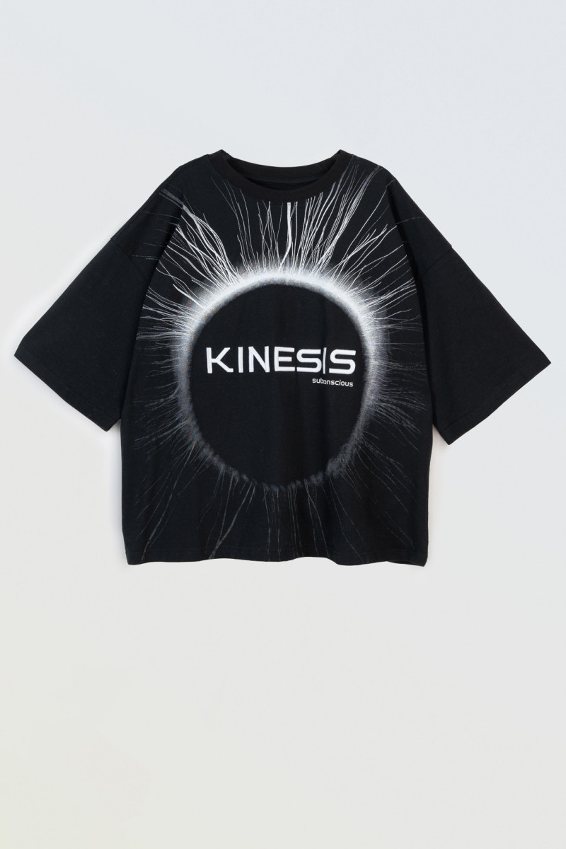Czarny t-shirt z autorską grafiką z przodu ozdobiony haftem