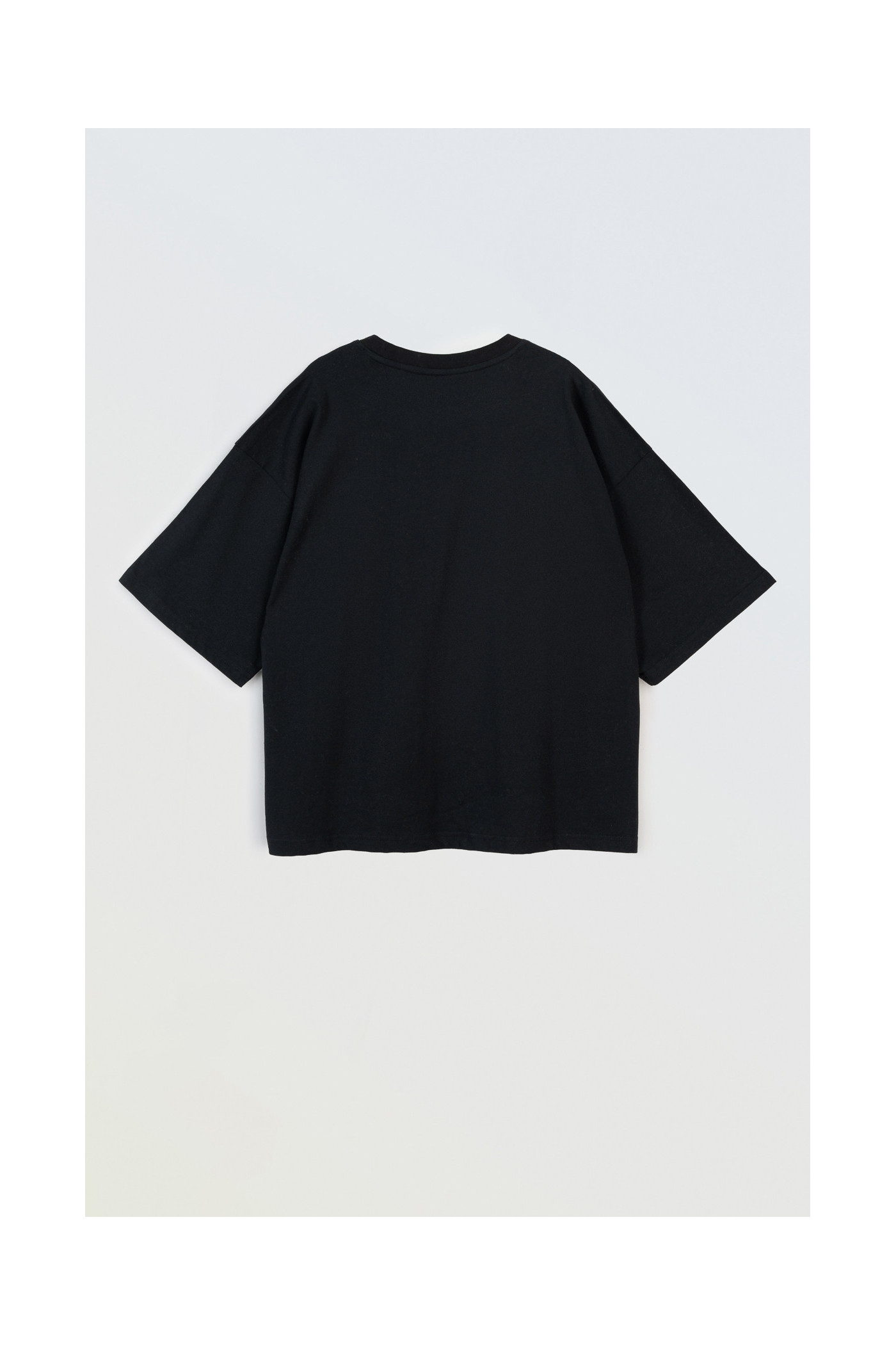 Czarny t-shirt z autorską grafiką z przodu ozdobiony haftem